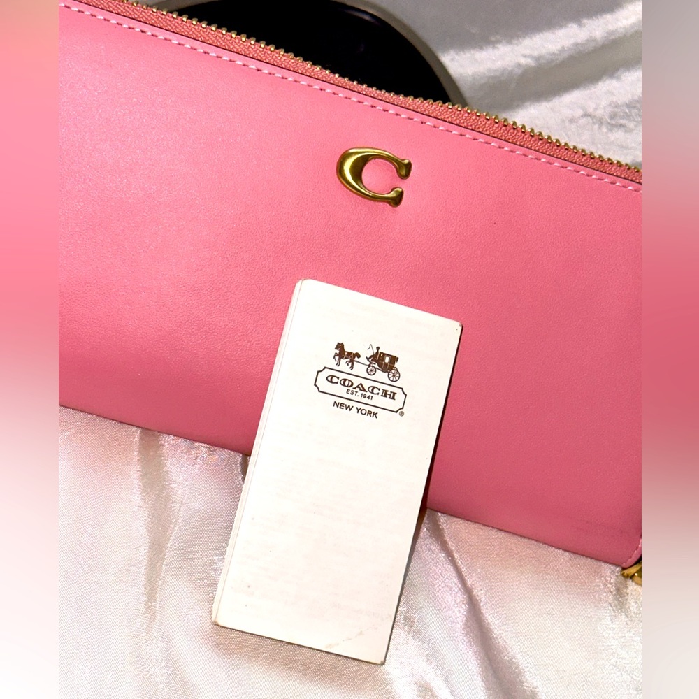 coach newest style wyn leather wallet, brand new never been used